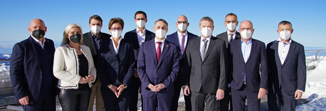 -	Gruppenfoto mit dem Schweizerischen Bundespräsidenten Ignazio Cassis (von links nach rechts): Minister Winfried Hermann (BW), Staatsministerin Melanie Huml (BAY), Regierungsrat Patrick Strasser (SH), Regierungspräsidentin Monika Knill (TG), Landeshauptmann Markus Wallner (VA), Bundespräsident Ignazio Cassis, Regierungschef Daniel Risch (FL), IBK-Vorsitzender 2022 Regierungsrat Alfred Stricker (AR), Landammann Roland Inauen (AI), Regierungsrat Fredy Fässler (SG), Regierungsrat Ernst Stocker (ZH) – Foto: Erich Brassel